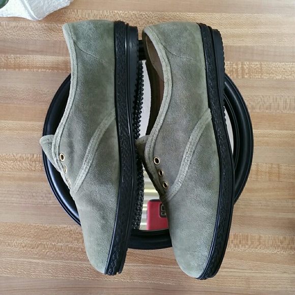 The Tog Shop velvet sage green size 8 slip on shoe - Picture 2 of 6